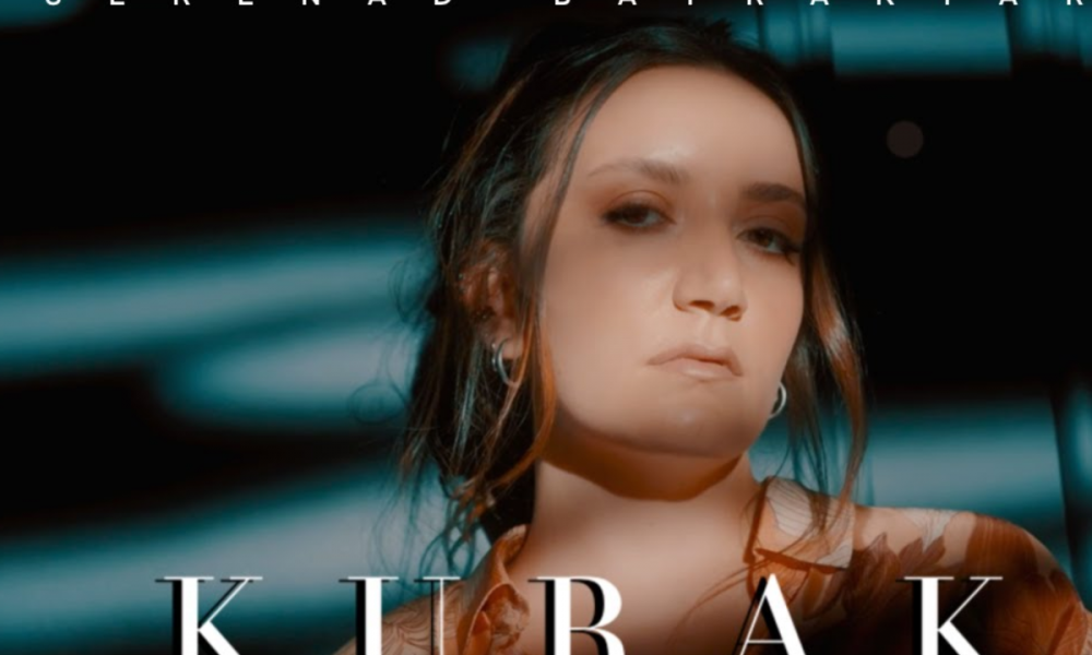 Serenad BAYRAKTAR  yeni şarkısı KURAK’ta, hem söyledi hem trompet çaldı.