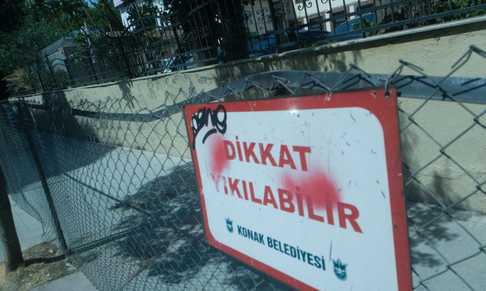 Sağlık Müdürlüğünün Duvarı Yan Yattı!