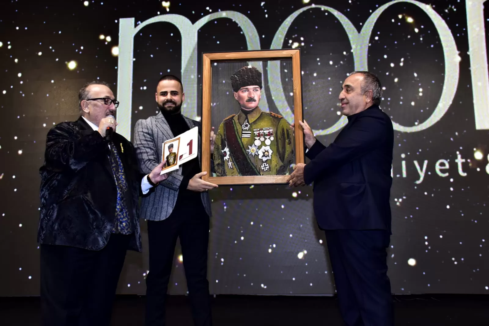 Ödül Gecesinde Atatürk Portresine Satış Engeli